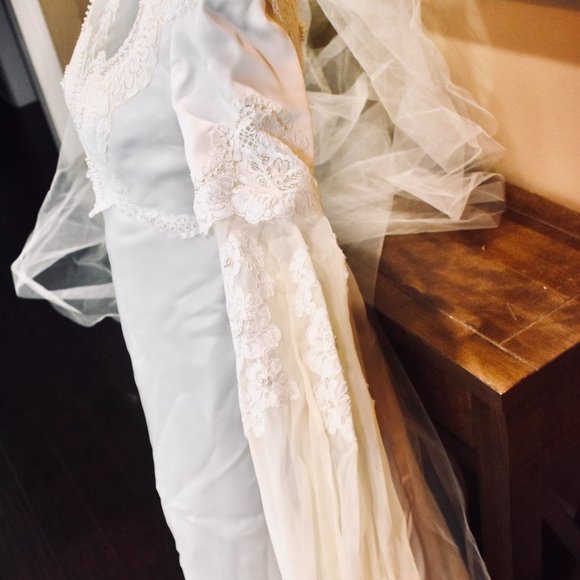 Satin, Lace and timeless beauty!  Vintage Wedding - Picture 3 of 5